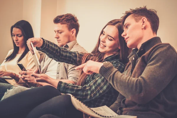 Grupo de estudantes que se preparam para exames no interior do apartamento — Fotografia de Stock