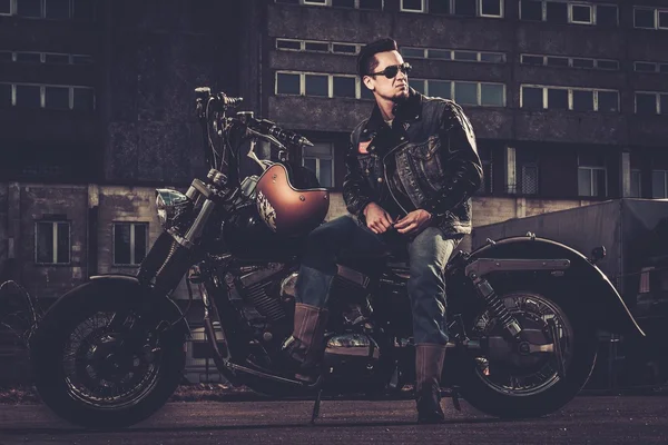 Biker et sa moto de style bobber dans une rue de la ville — Photo