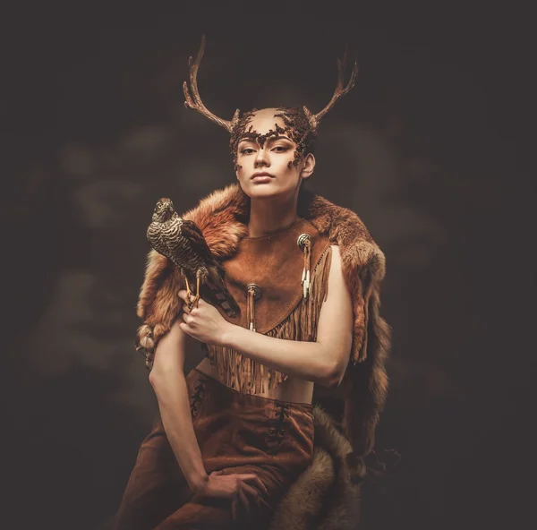 Жінка шаман в ритуальному одязі з яструбом — стокове фото