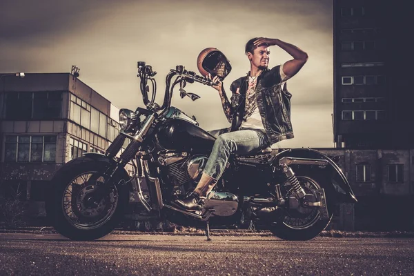 Biker and his bobber style motorcycle on a city streets — Stock Photo, Image