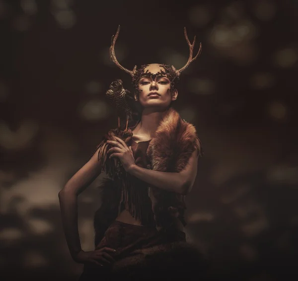 Женщина-шаман в ритуальном одеянии с ястребом — стоковое фото