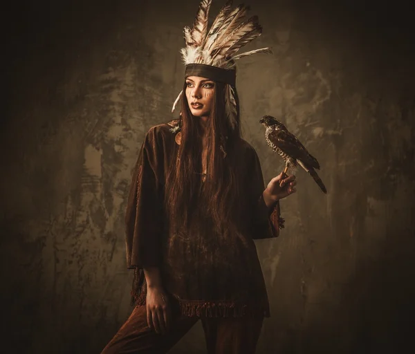 Femme indienne chasseur avec animal de compagnie hawk — Photo