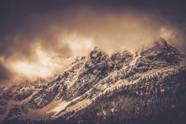 Nubes sobre las montañas del Pirineo —  Fotos de Stock