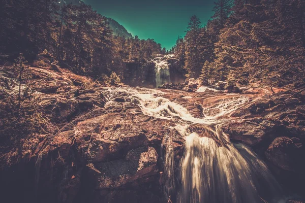 Snelle rivier in bergbos met kleine waterval — Stockfoto