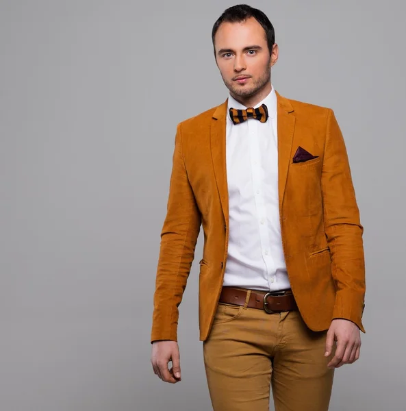 Sharp vestita fashionist indossa giacca e papillon — Foto Stock