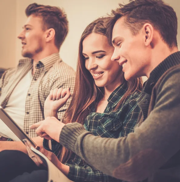 Grupp studenter som förbereder sig för tentor i lägenhet inredning — Stockfoto