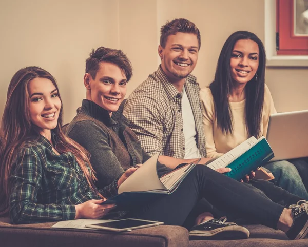 Gruppe von Studenten bereitet sich auf Prüfungen in Wohnungseinrichtung vor — Stockfoto