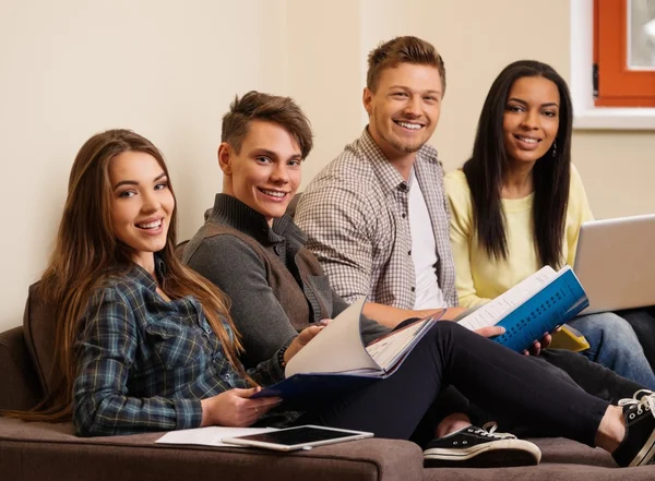 Gruppe von Studenten bereitet sich auf Prüfungen in Wohnungseinrichtung vor — Stockfoto