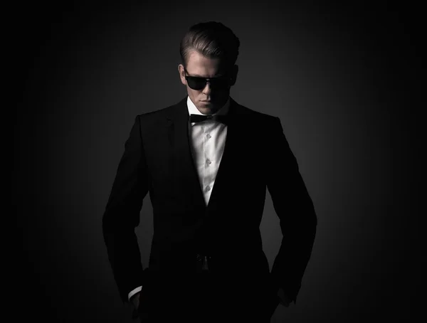 Αυτοπεποίθηση απότομη ντυμένος άνθρωπος με μαύρο κοστούμι — Φωτογραφία Αρχείου