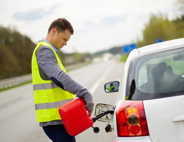 Muž tankování její auto na silnice dálnice — Stock fotografie