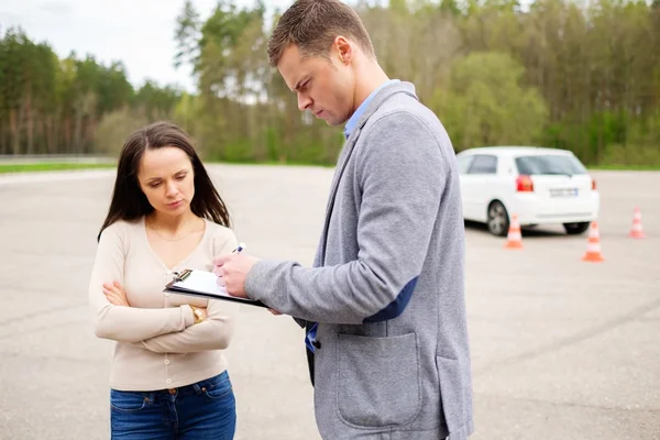 Rij-instructeur en vrouw student onderzoek gebied — Stockfoto