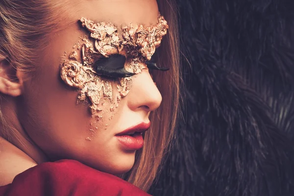 Femme avec masque de carnaval créatif sur son visage — Photo