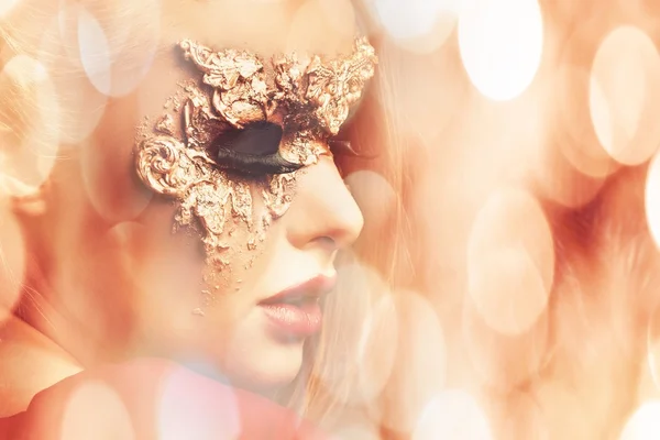 Femme avec masque de carnaval créatif sur son visage — Photo