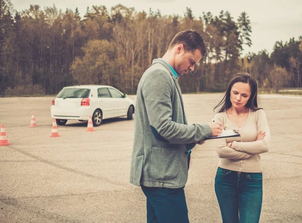 Instruktor nauki jazdy i kobieta studentów w dziedzinie badania — Zdjęcie stockowe