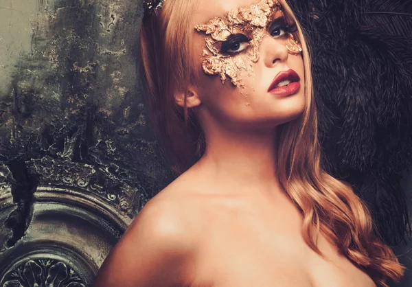 彼女の顔に創造的なカーニバル マスクを持つ女性 — ストック写真