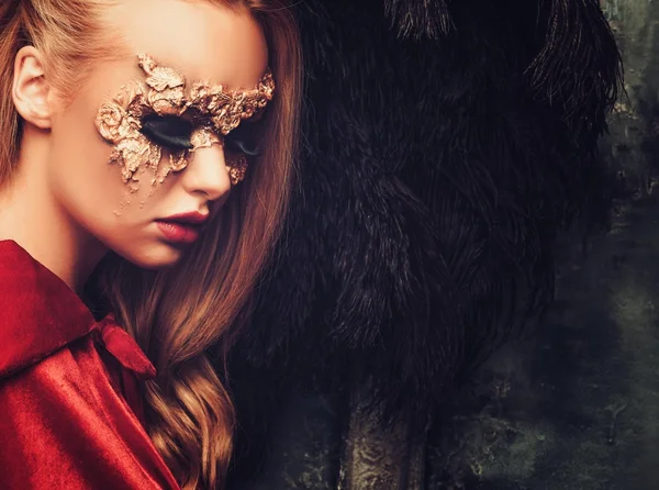 Yaratıcı karnaval maskesi yüzünde kadınla — Stok fotoğraf