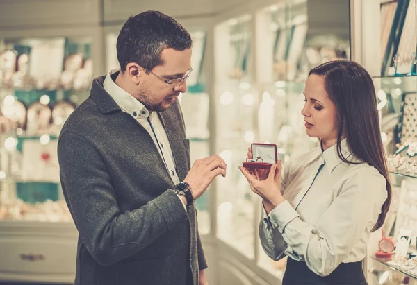 Uomo con assistente aiuto nella scelta dei gioielli — Foto Stock