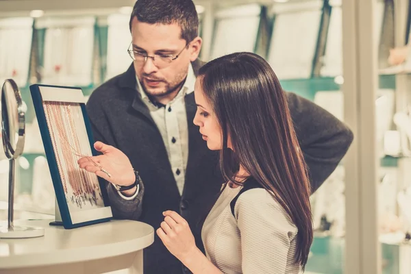 Vrouw met assistent hulp bij het kiezen van juwelen — Stockfoto