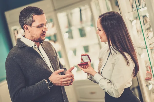 Man met assistent hulp bij het kiezen van juwelen — Stockfoto