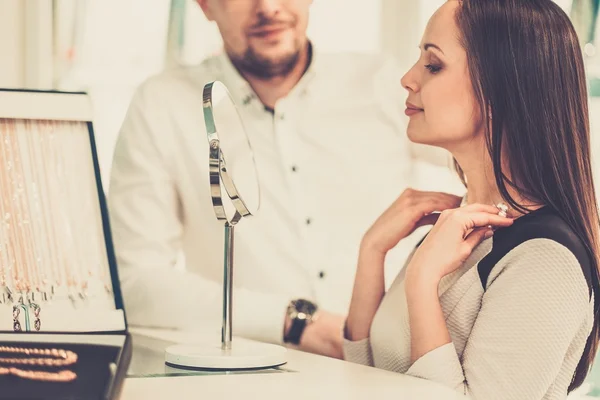 Femme avec assistant aide au choix des bijoux — Photo