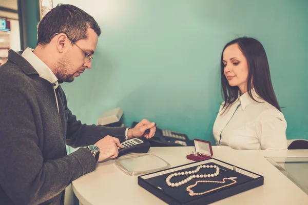 Man betalen met credit card in sieraden winkel — Stockfoto