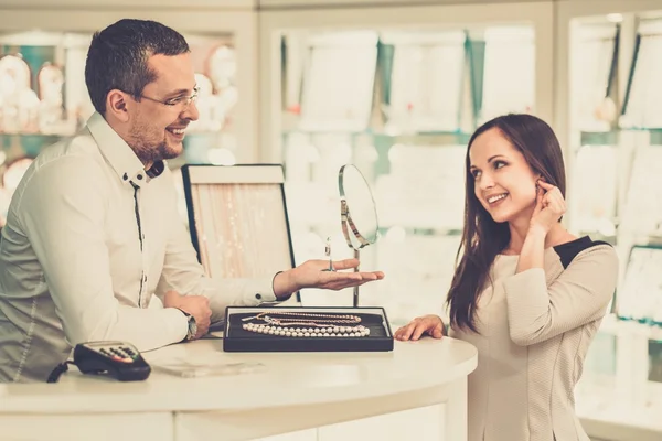 Donna con assistente aiuto nella scelta dei gioielli — Foto Stock