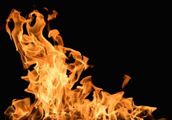 黒い背景で燃え上がる炎 — ストック写真