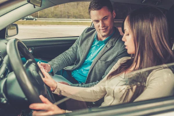 Fahrlehrer und Fahrschülerin im Prüfungsauto — Stockfoto