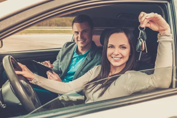 Feliz estudiante de conducción con las llaves de un coche —  Fotos de Stock