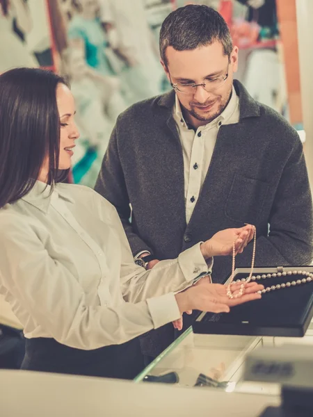 Uomo con assistente aiuto nella scelta dei gioielli — Foto Stock