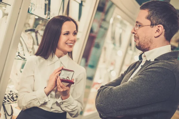 Man met assistent hulp bij het kiezen van juwelen — Stockfoto