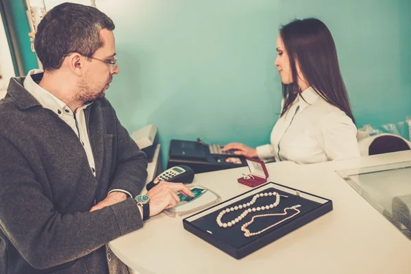 Man paying with credit card in  jewellery shop — Stock Photo, Image