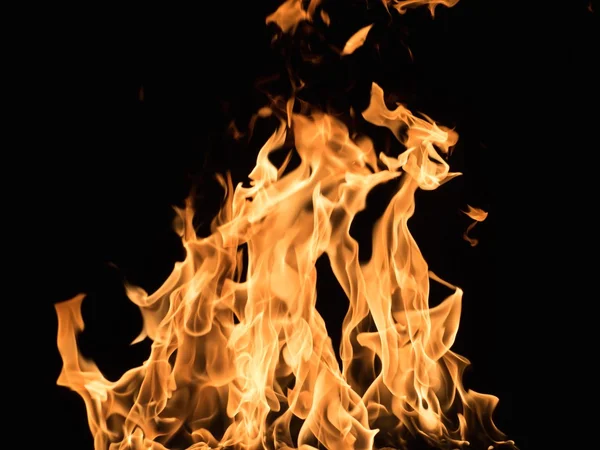 Fiamma ardente su sfondo nero — Foto Stock