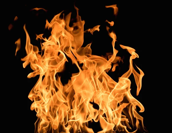 Fiamma ardente su sfondo nero — Foto Stock