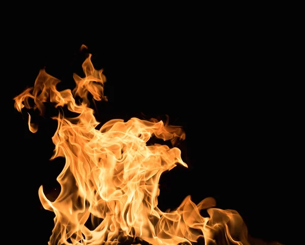 Hořící plamen na černém pozadí — Stock fotografie