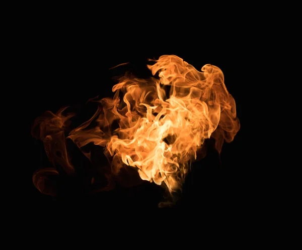 Brennende Flamme auf schwarzem Hintergrund — Stockfoto