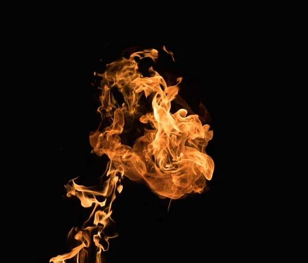Siyah arkaplanda yanan alev — Stok fotoğraf
