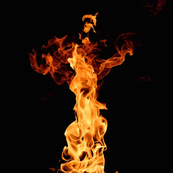 Brinnande låga på svart bakgrund — Stockfoto