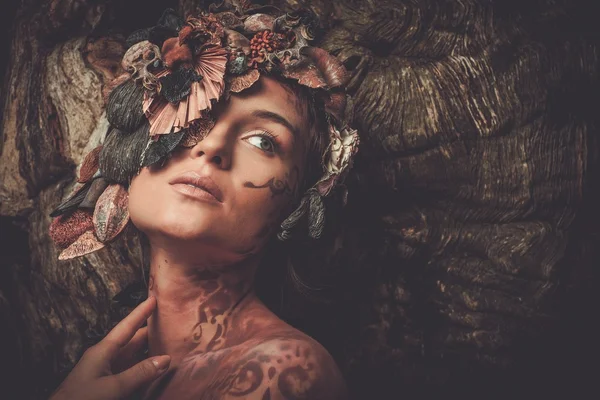 Kobieta nimfa w magicznym lesie — Zdjęcie stockowe