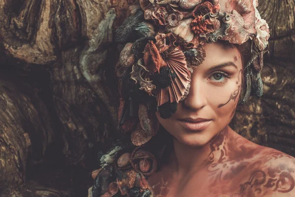 Femme Nymphe dans une forêt magique — Photo