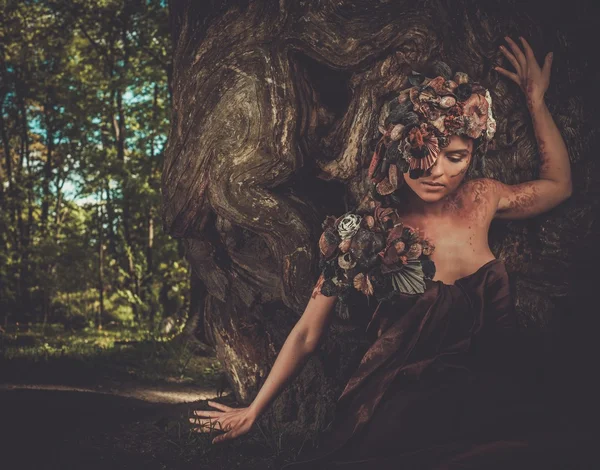 Femme Nymphe dans une forêt magique — Photo