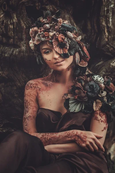 Femme Nymphe dans une forêt magique — Photo