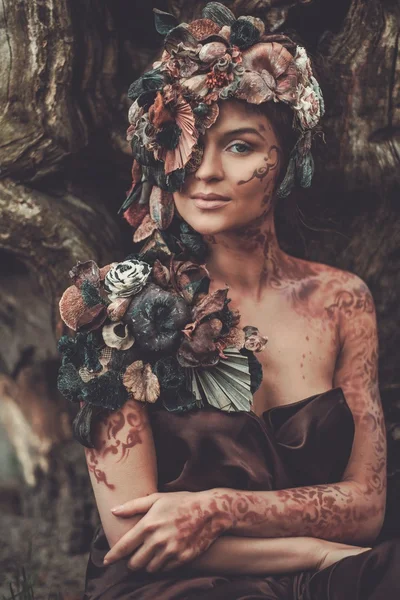 Німфа жінка в чарівному лісі — стокове фото