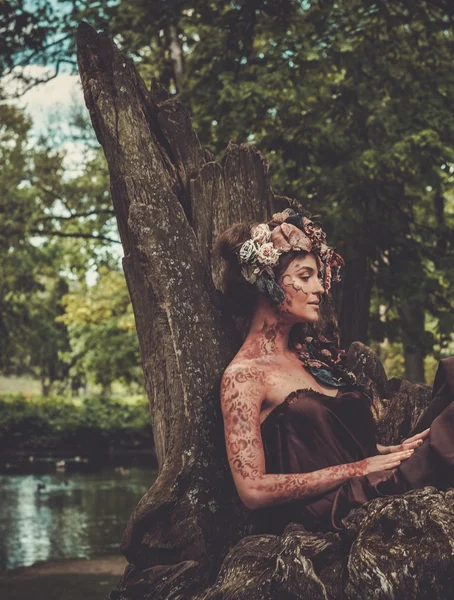 Nymphe assise sur son trône dans une forêt magique — Photo