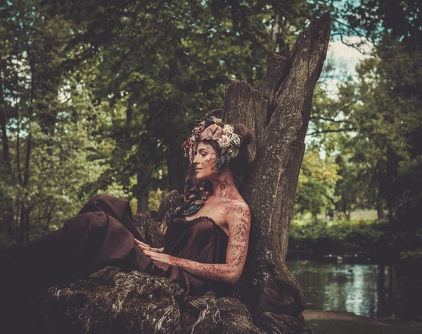 Ninfa sentada em seu trono em uma floresta mágica — Fotografia de Stock