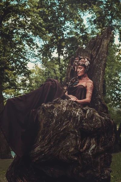Німфа сидить на своєму троні в чарівному лісі — стокове фото