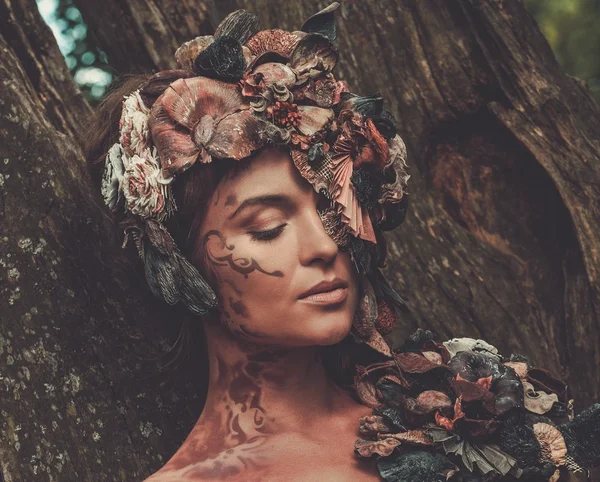 Femme Nymphe dans une forêt magique — Photo