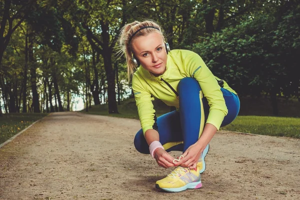 Mulher sorridente desportiva em um parque — Fotografia de Stock