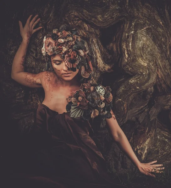 Donna ninfa in una foresta magica — Foto Stock