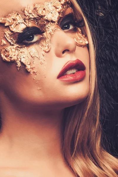 Femme avec masque de carnaval créatif sur son visage — Photo